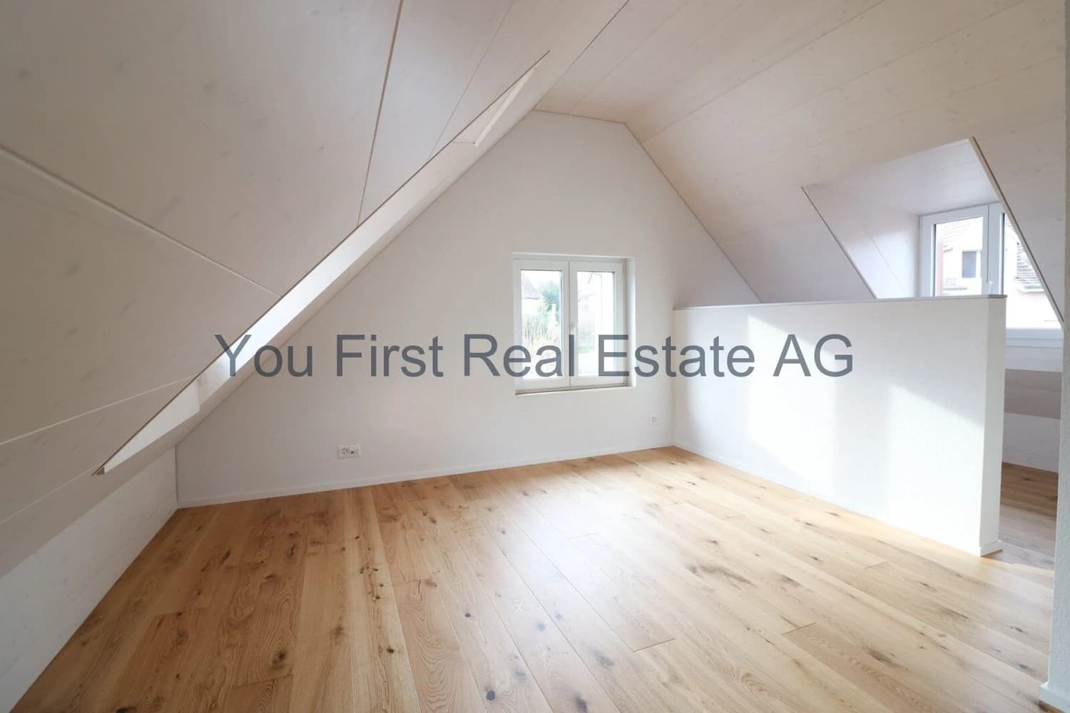 ERSTBEZUG : Maisonette-Wohnung im Herzen von Oberwil