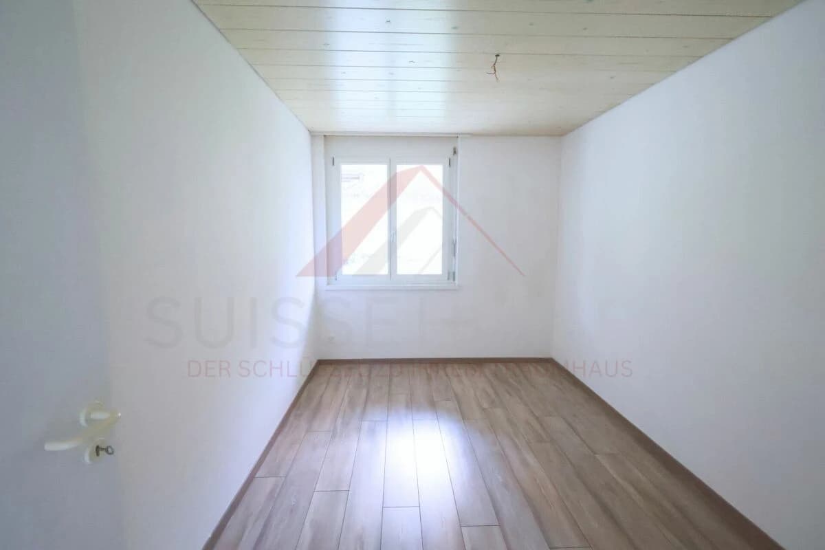 Moderne 4.5-Zimmer-Erdgeschosswohnung mit 36 m² Sitzplatz, Einzelgarage und stufenlosem Zugang in Studen BE