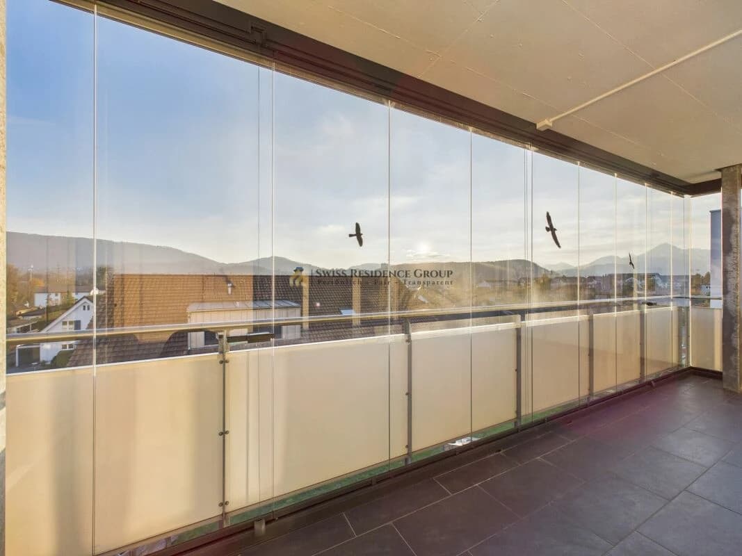 Moderne Wohnung mit Aussicht und Sonnenstrahlen