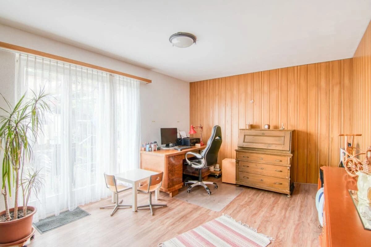 Grosszügiges 6.5-Zimmer-Einfamilienhaus mit Einliegerwohnung, Doppelgarage, 1'053 m² Gartenparadies und Weitsicht auf die Alpen