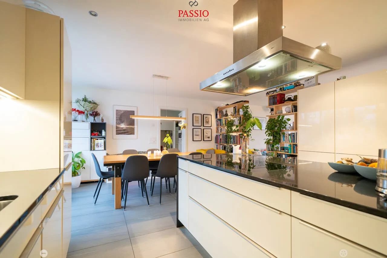 Moderne 4.5-Zimmer Wohnung mit grossem Balkon und Kanalsicht