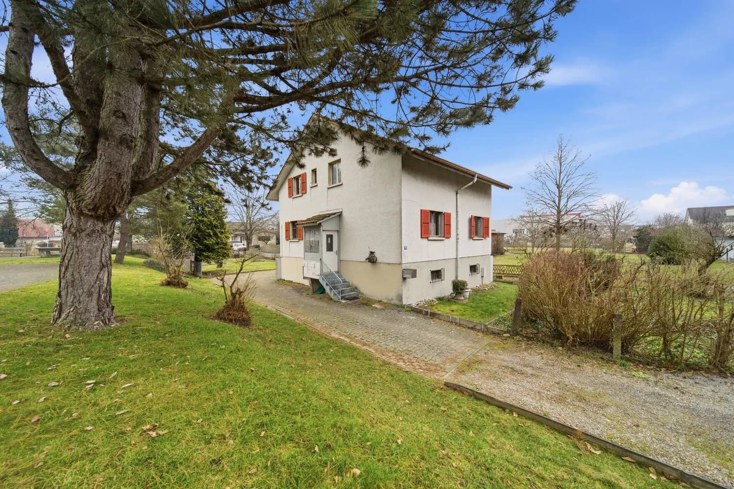 CHARMANTES 5.5-ZIMMER-EINFAMILIENHAUS IN RUHIGEM WOHNQUARTIER VON PIETERLEN.