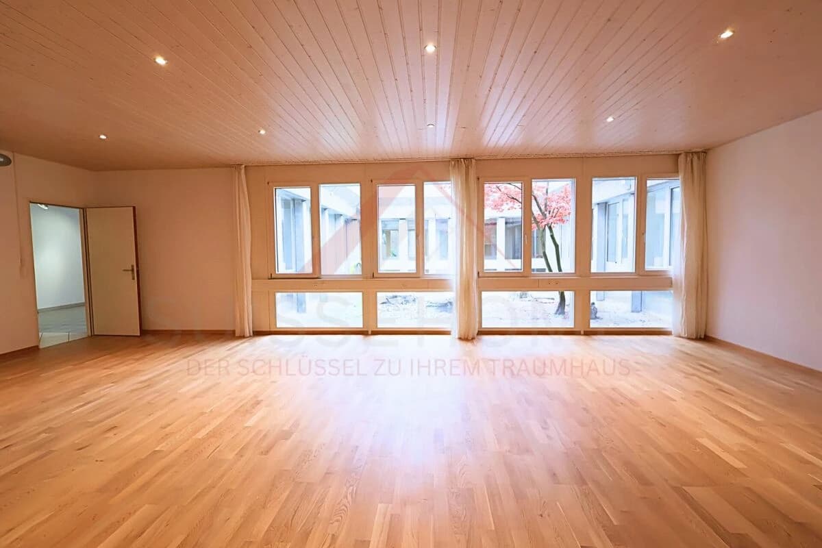 Atriumgebäude mit 220 m² Wohn- und 270 m² Gewerbefläche in Thörishaus (Neuenegg BE) - vielseitig nutzbar