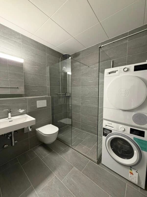 Neu sanierte, helle zwei Zimmer-Wohnung mit herrlicher Aussicht