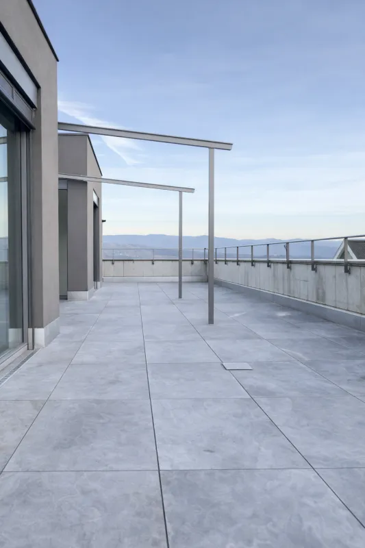 Moderne Attika-Wohnung über den Dächern von Oberwil