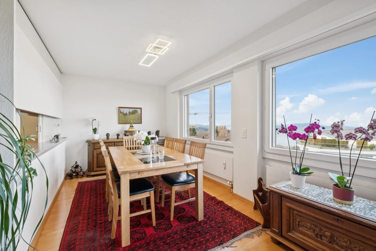 CHARMANTE 2.5-ZIMMER-WOHNUNG MIT AUSSICHT IN FEUSISBERG