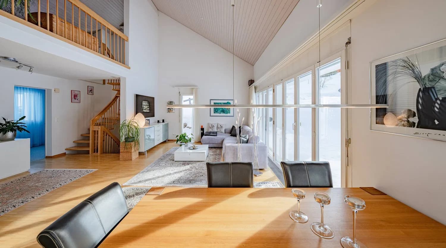 STILVOLLES WOHNEN IM ALPTHAL: SONNIGE 5.5 ZIMMER DOPPELHAUSHÄLFTE