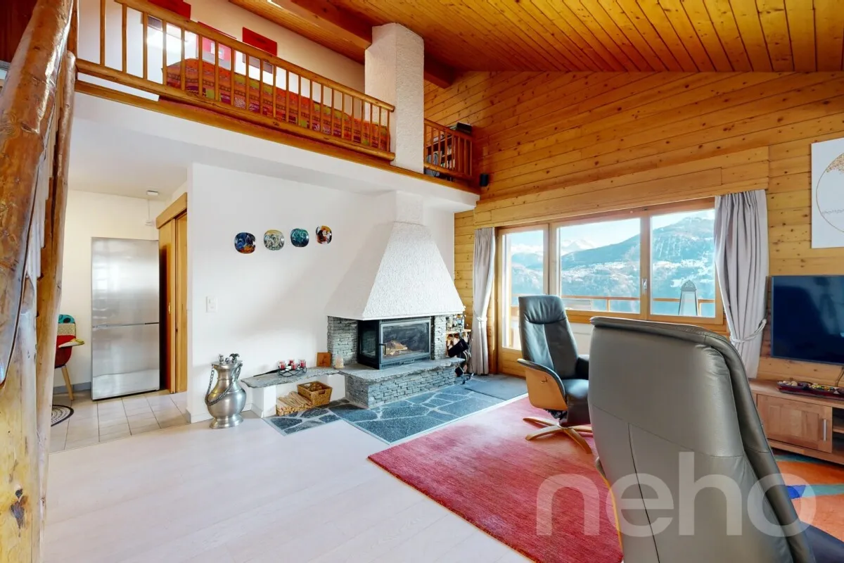 Schöne möblierte Dachgeschosswohnung mit Galerie