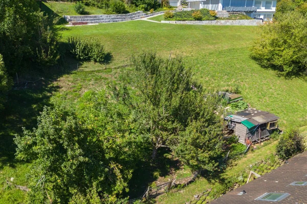 Grosszügiges 6.5-Zimmer-Einfamilienhaus mit Einliegerwohnung, Doppelgarage, 1'053 m² Gartenparadies und Weitsicht auf die Alpen