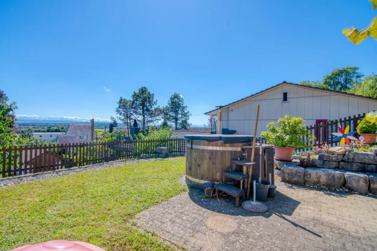 Grosszügiges 6.5-Zimmer-Einfamilienhaus mit Einliegerwohnung, Doppelgarage, 1'053 m² Gartenparadies und Weitsicht auf die Alpen