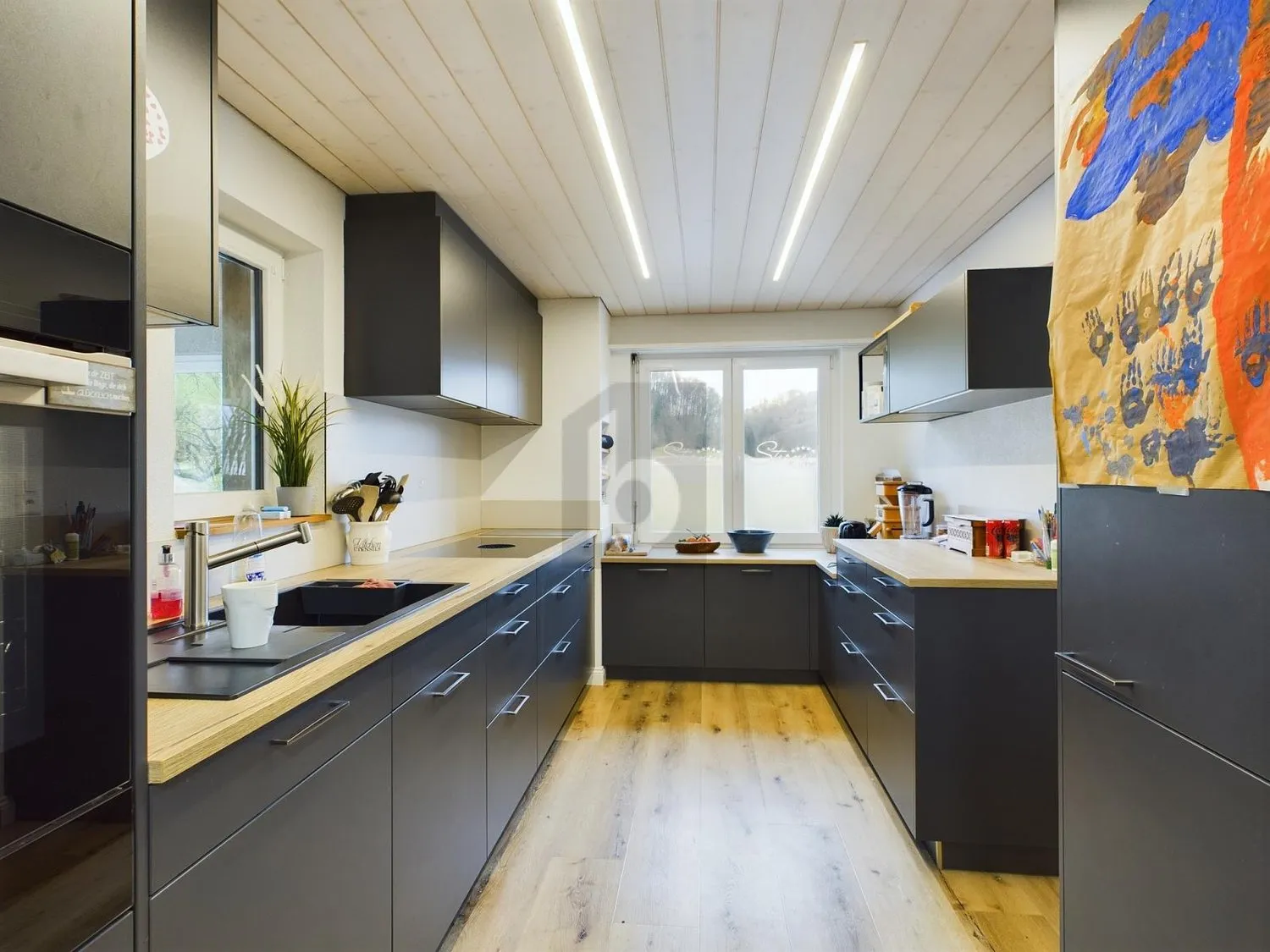 FREISTEHEND MIT VIEL UMSCHWUNG