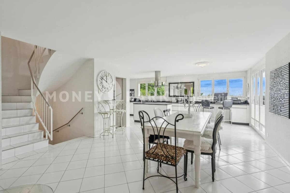 Wohnen mit Aussicht - Gepflegtes 5.5-Zimmer-Haus am Pfannenstiel