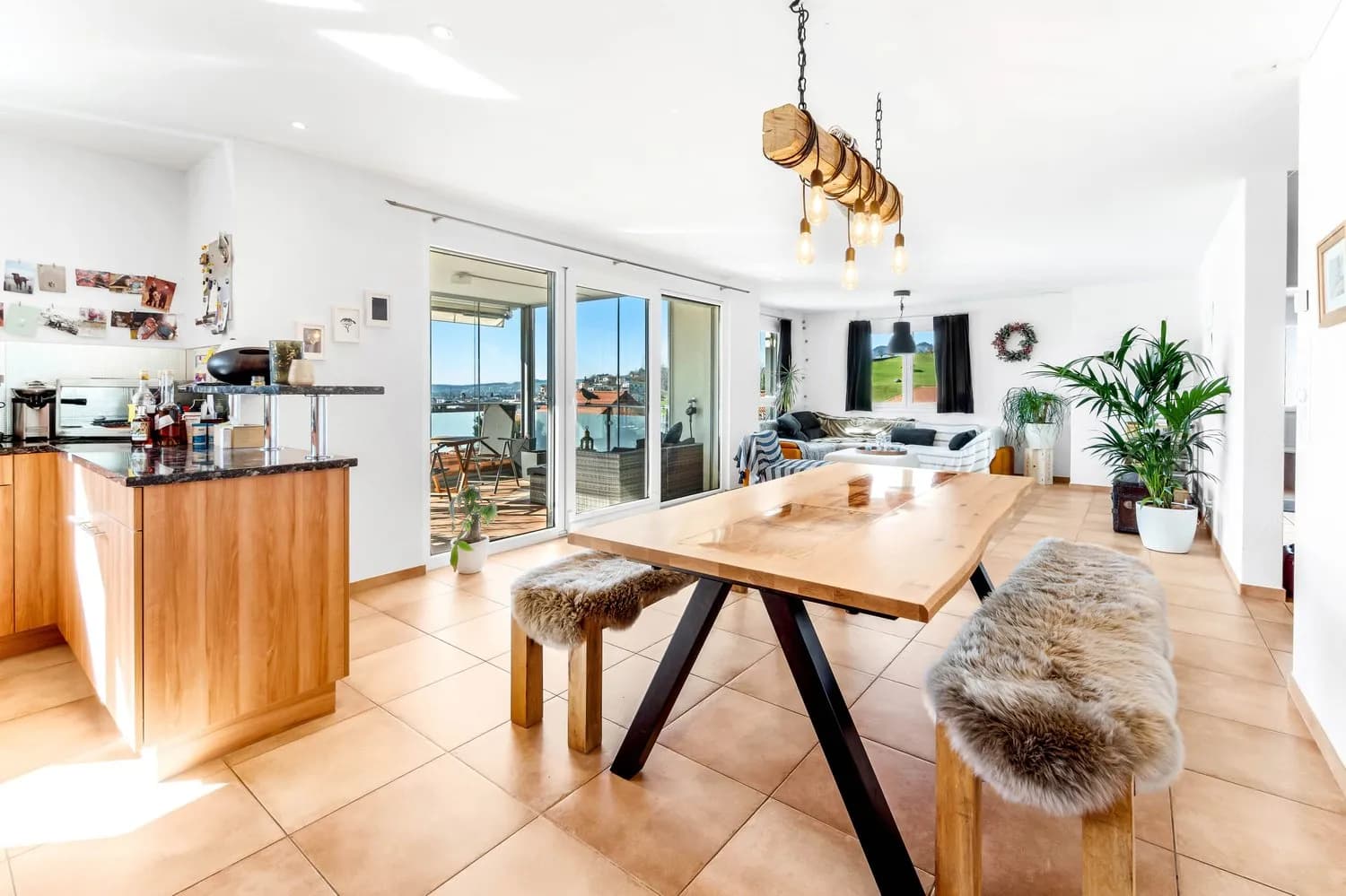 WG-Zimmer mit Wintergarten in der zuckerloser Küche.