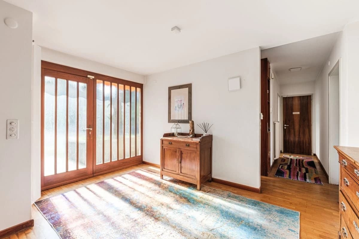 Villa mit grossem Grundstück und Landreserve (R2) / Villa con ampio terreno e riserva edificabile (R2) / Villa with large plot and development reserve (R2)