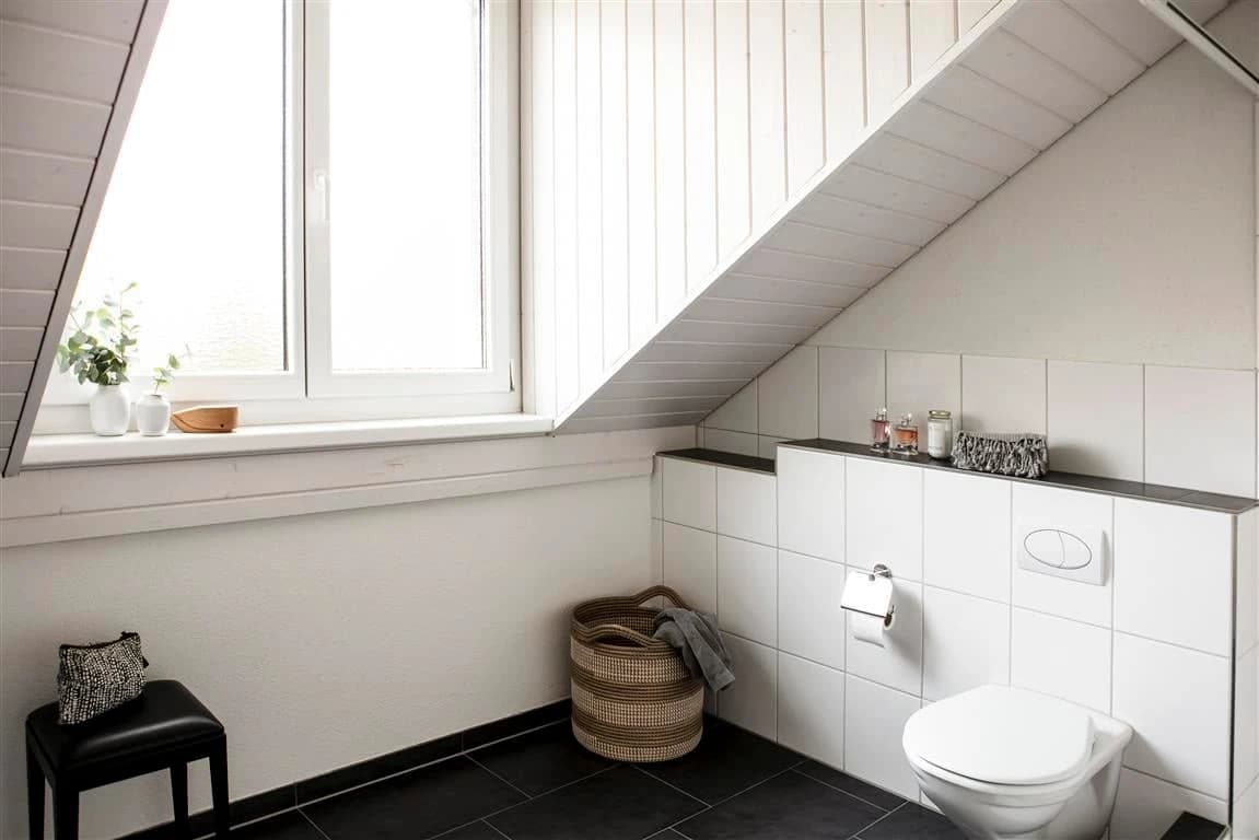 Ruhige Dachwohnung mit Loggia