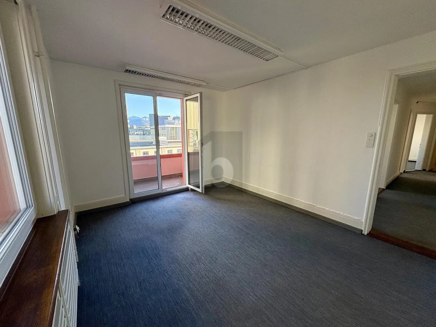 ZENTRAL UND LICHTDURCHFLUTET MIT BALKON