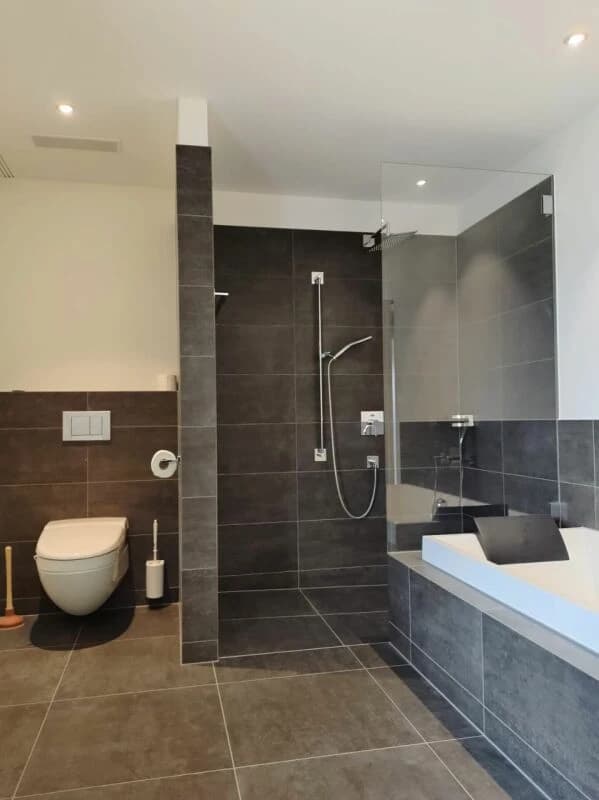 Ländliche Idylle trifft Wohnkomfort: 5.5-Zimmer-Gartenwohnung für ruhige Mieter