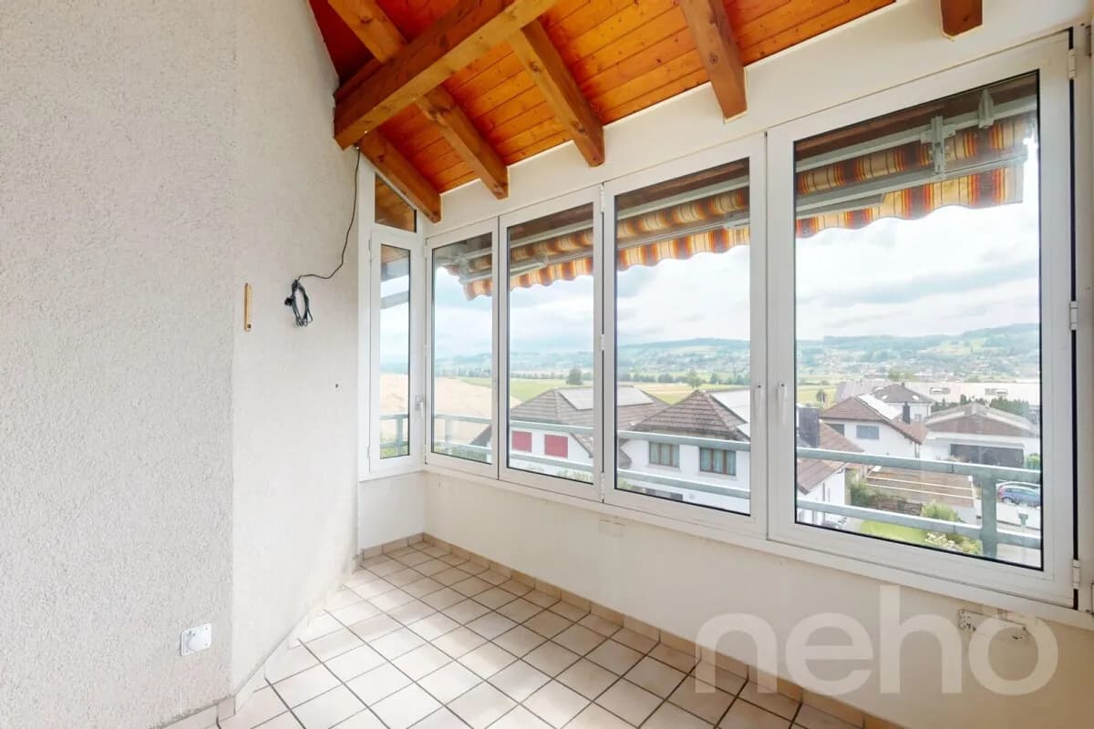 Helle 4.5-Zi.-Wohnung mit Aussicht, Cheminée und zwei Parkplätzen