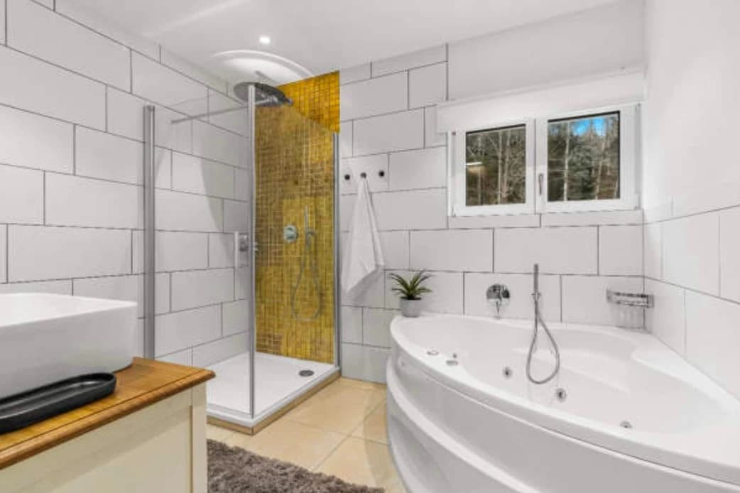 Exklusive Alleinlage mit grossem Umschwung in Goldiwil  sonnig & absolut privat