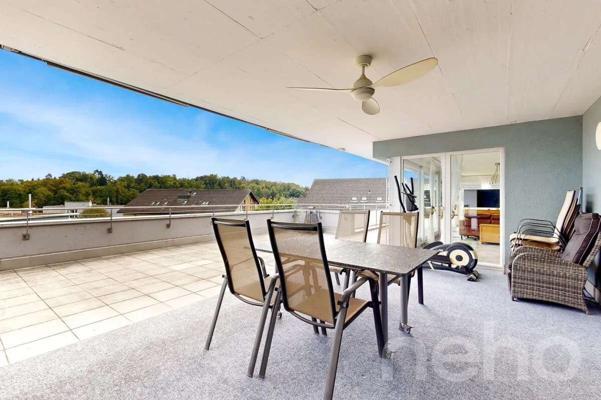 Grosszügige 5.5-Zimmer-Attikawohnung mit Liftzugang und Weitblick