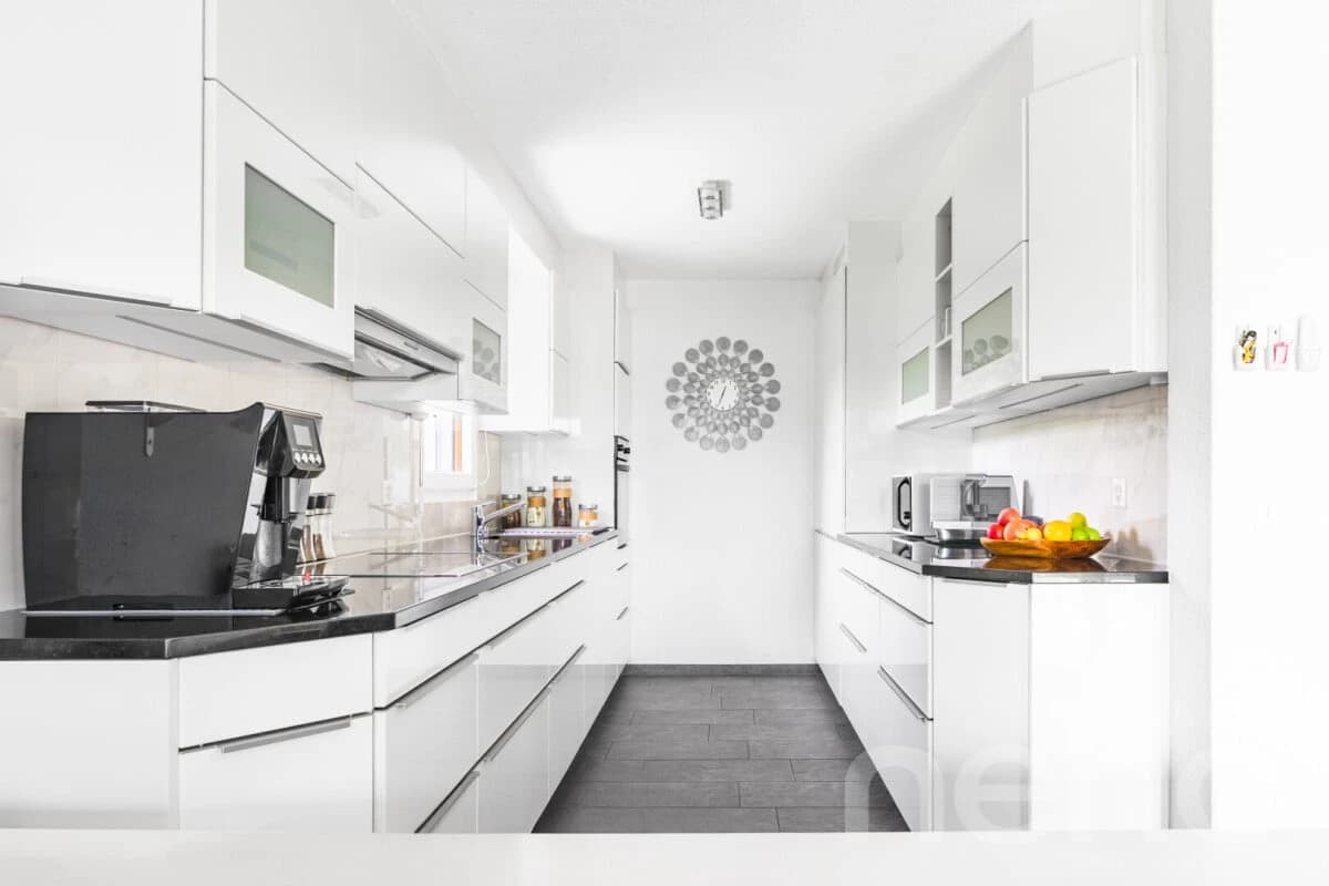 Moderne Doppelhaushälfte mit grossem Umschwung