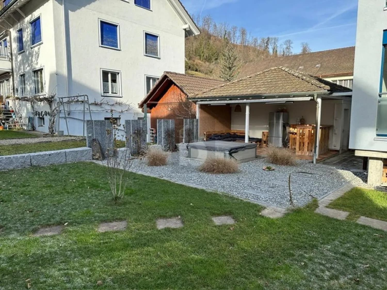 LICHTDURCHFLUTET MIT GROSSEM GARTEN & WHIRLPOOL