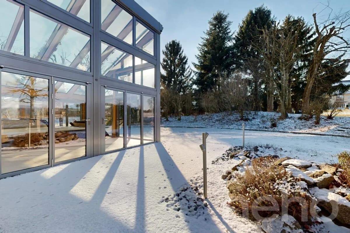 Grosses Einfamilienhaus mit Garten, Wintergarten und viel Potenzial