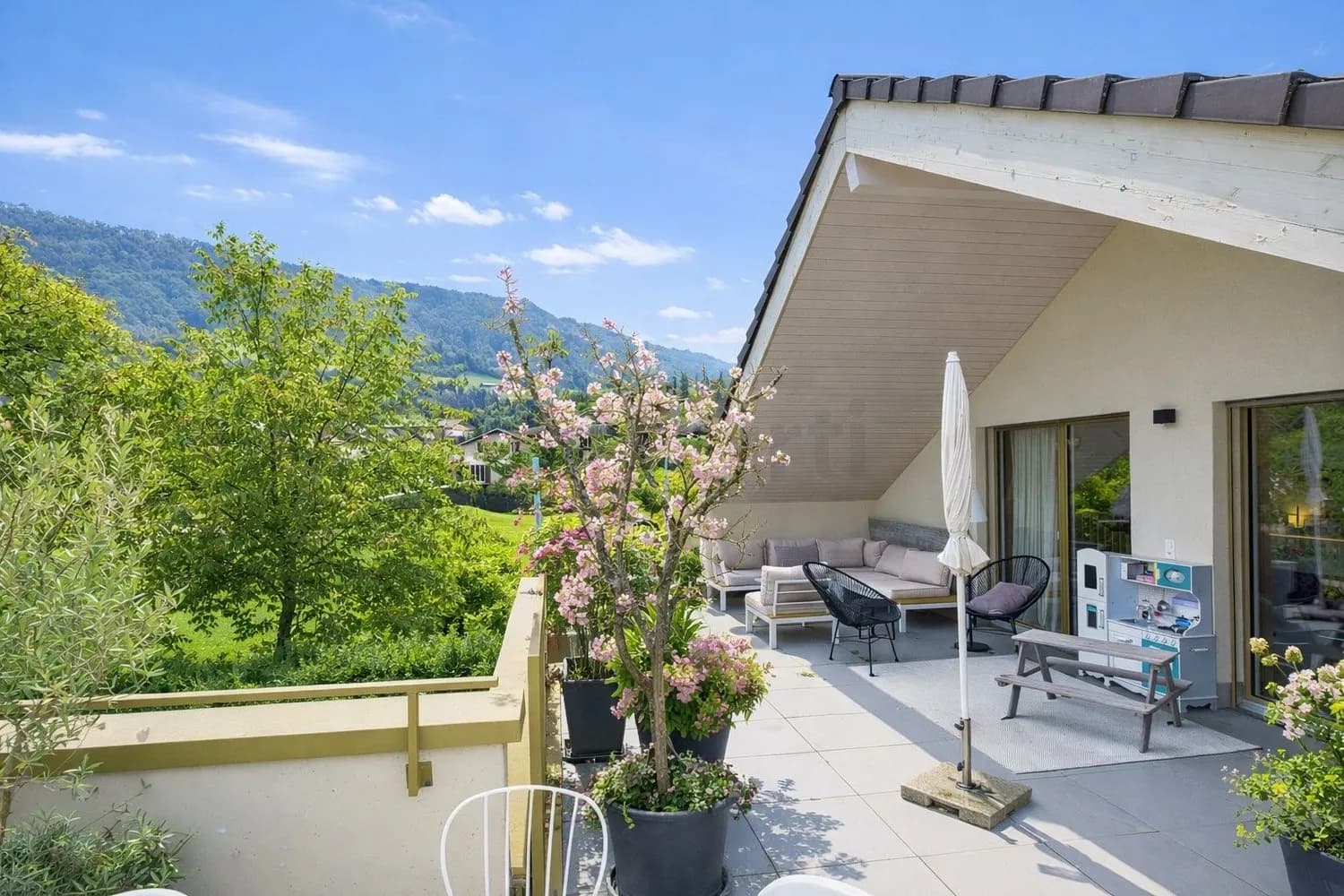 Moderne 5.5-Zimmer Dachwohnung in Erlinsbach mit wunderschöner Terrasse, von wo Sie die Abendsonne geniessen können