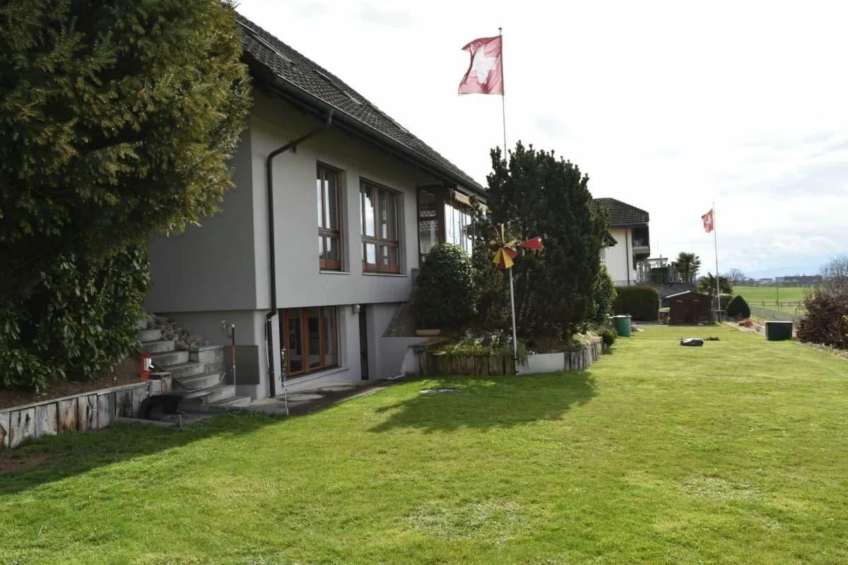 sonniges freistehendes Einfamilienhaus