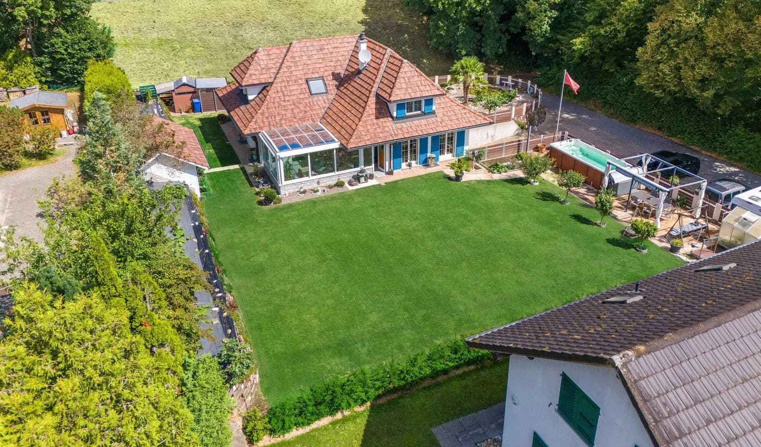 VILLA MIT WINTERGARTEN, SCHWIMMBAD UND EINLIEGERWOHNUNG