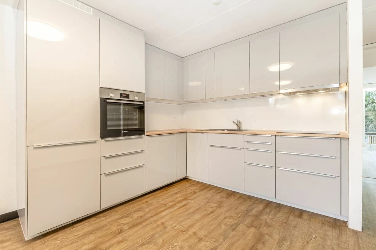 Renoviertes 5-Zimmer Mittelhaus mit Aussenparkplatz im beliebten Nägelseequartier