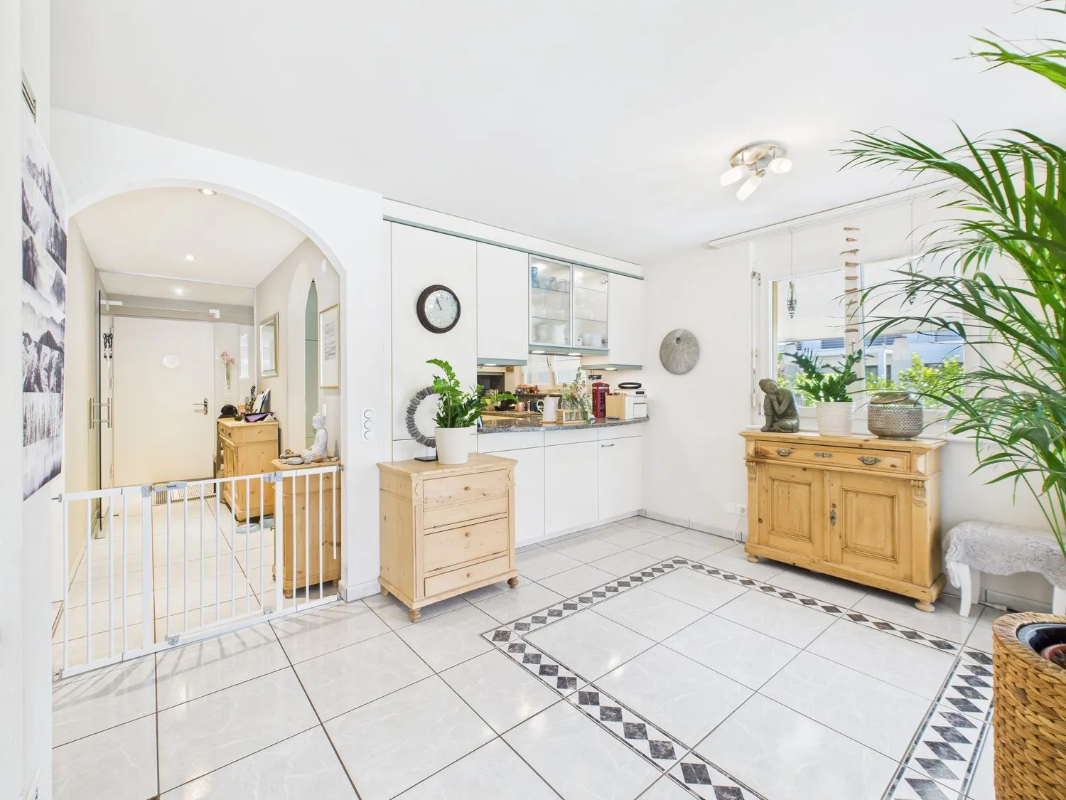 Grosszügige Haushälfte in ruhigem Wohnquartier mit Top-Anbindung an zentrumsnaher Lage