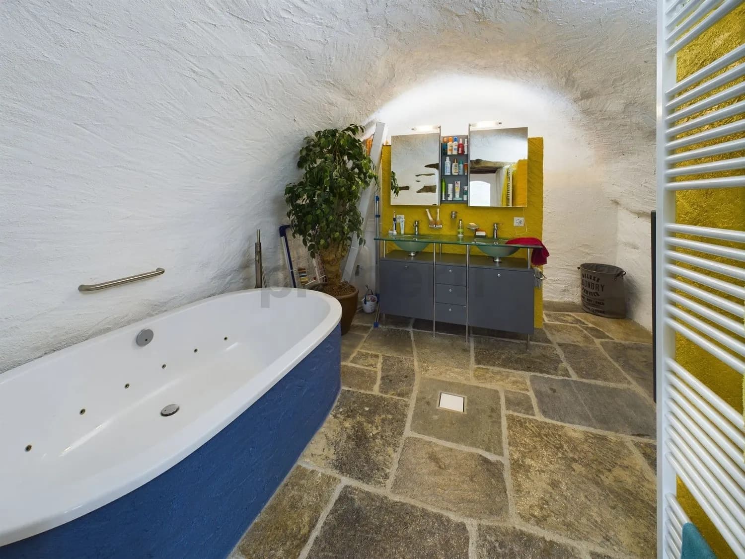 Einzigartiges 5.5-Zimmer-Einfamilienhaus mit separater Dachwohnung in IntragnaUnica casa indipendente di 5,5 locali con attico separato a Intragna