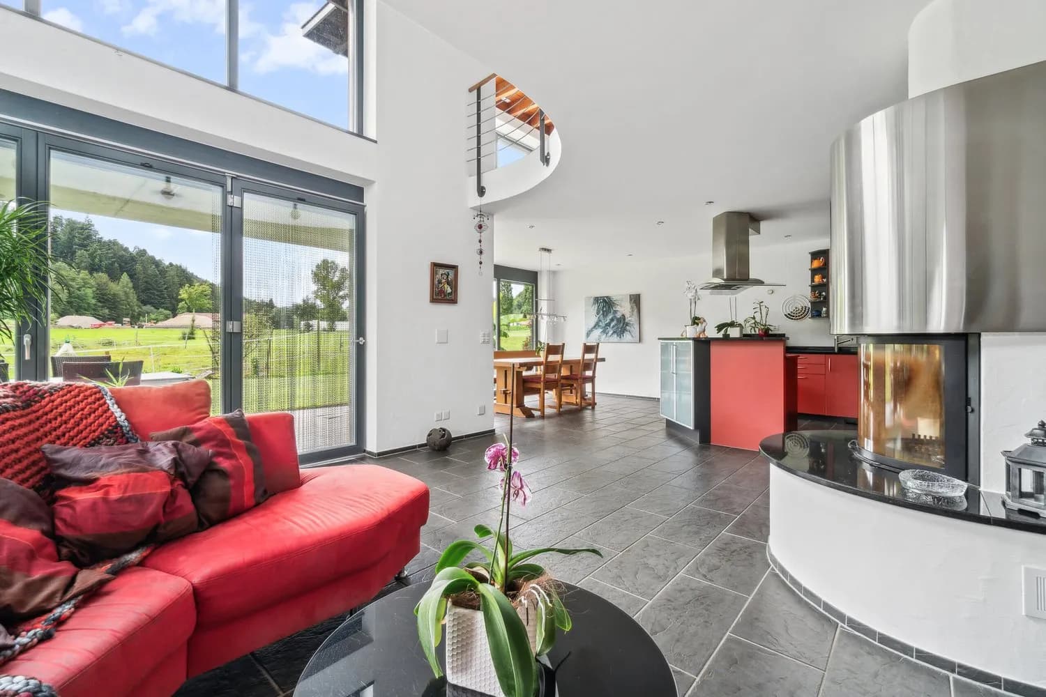 WOHNEN UND REITEN VEREINT - STILVOLLE DOPPELEINFAMILIEN HAUSHÄLFTE MIT ÜBER 6'000 m² GRUNDSTÜCK