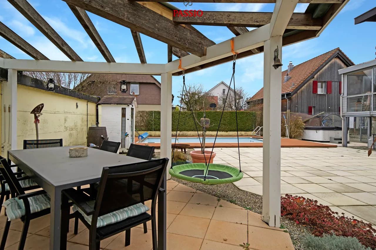 12-Zimmer 2-Familienhaus mit Pool & unverbaubarer Lage nahe Bern