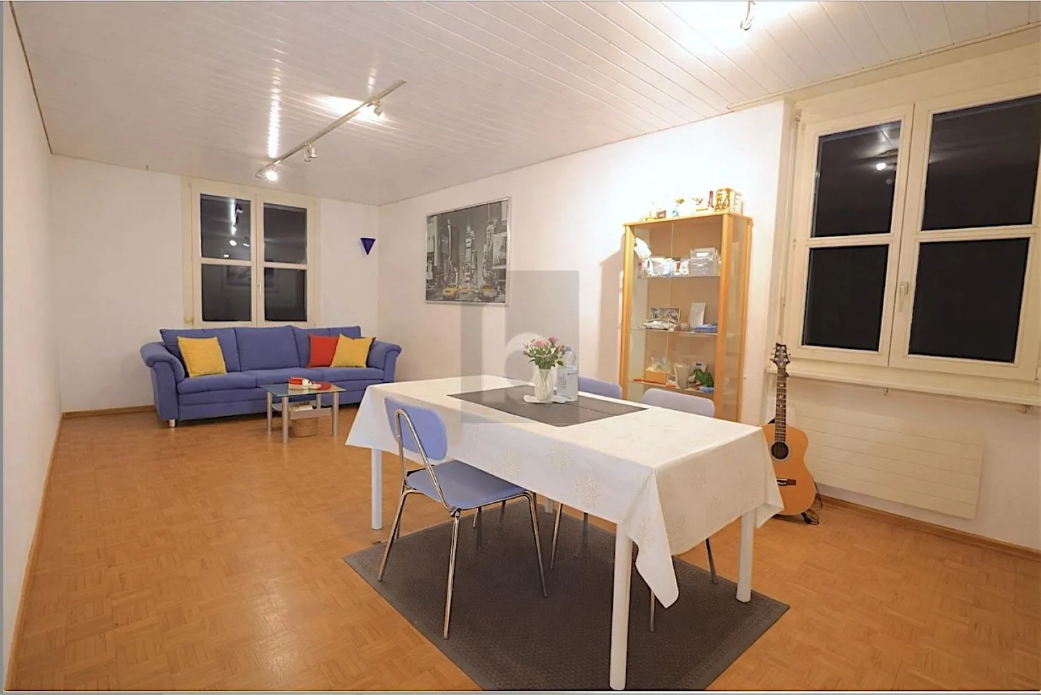 PRAKTISCH, ZENTRAL & GUT ANGEBUNDEN