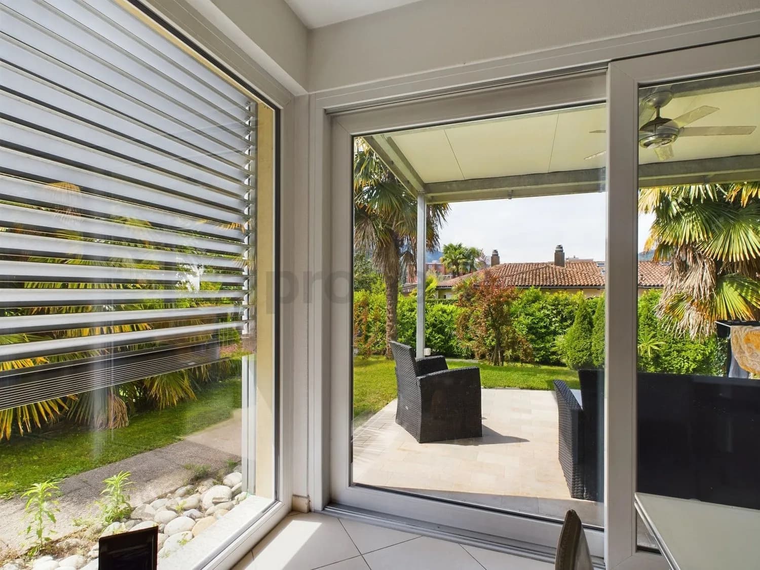 Modernes 7.5-Zimmer-Einfamilienhaus in Caslano mit Blick ins Grüne / Vendiamo casa indipendente 7.5 a Caslano - bellissimo quartiere vicino al Lago