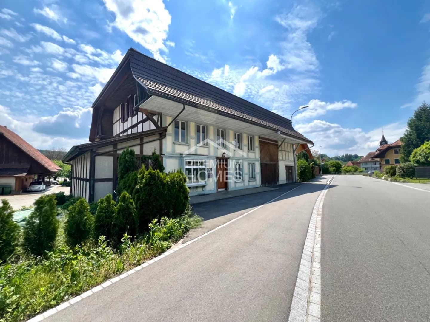 Vielseitiges Mehrfamilienhaus mit Ausbaupotenzial und bewilligter Erwe