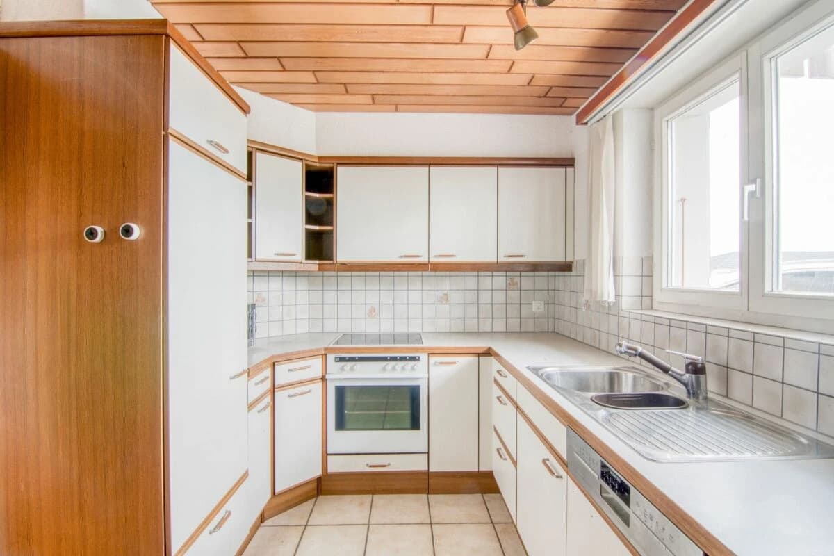 Grosszügiges 6.5-Zimmer-Einfamilienhaus mit Einliegerwohnung, Doppelgarage, 1'053 m² Gartenparadies und Weitsicht auf die Alpen