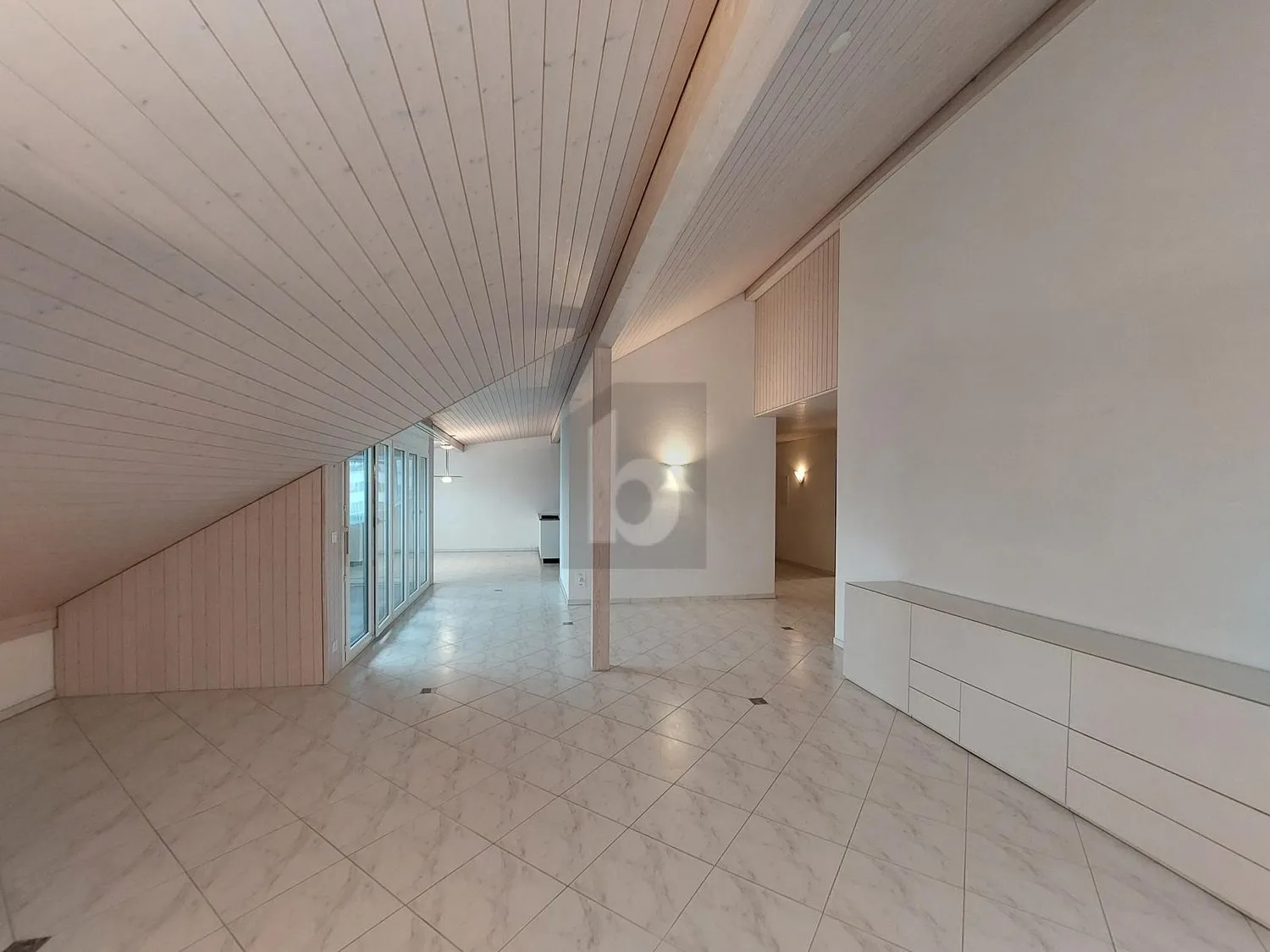 GROSSZÜGIG, ELEGANT MIT GEDEKTEM BALKON