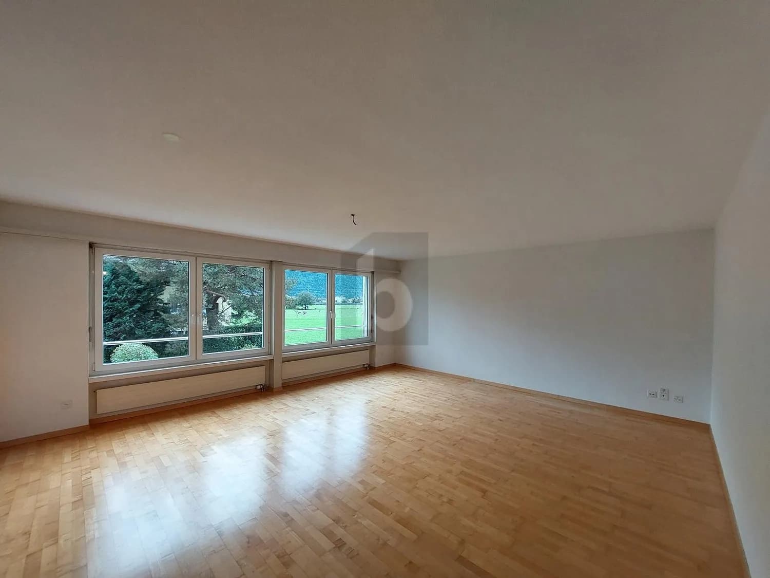 HELL UND FREUNDLICH MIT BERG-PANORAMA