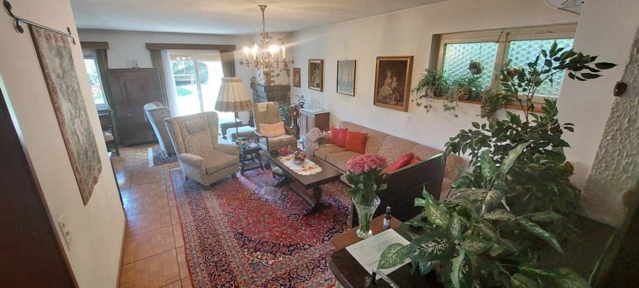 Interessantes EFH mit Lift und Grottino zu verkaufen   Vendesi interessante casa indipendente con ascensore e grottino.