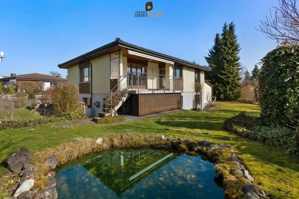 Freistehendes Einfamilienhaus mit grossem Umschwung.