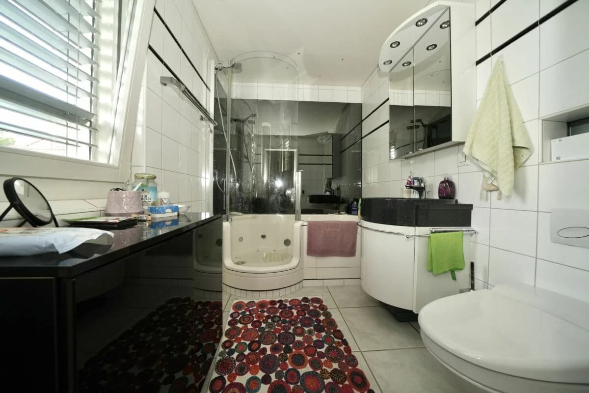 GROSSZÜGIGE WOHNUNG IN ZENTRALER LAGE