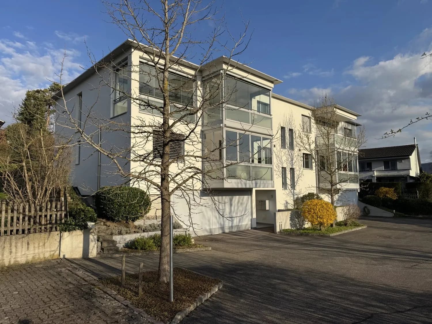 zentral gelegene, grosszügie 5,5 Zimmerwohnung in Dreiparteienhaus