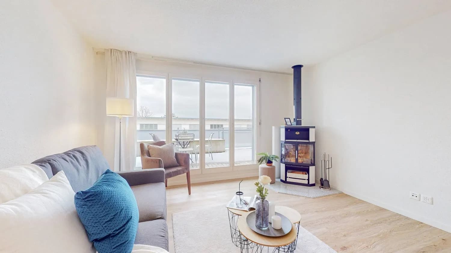 MODERNE 4.5-ZIMMER-PENTHOUSE-WOHNUNG MIT 50 M² TERRASSE UND BERGBLICK IN BAAR