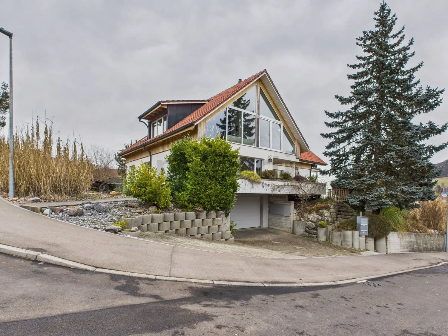 Grosszügiges Einfamilienhaus mit vielseitigem Nutzungskonzept in Weiach