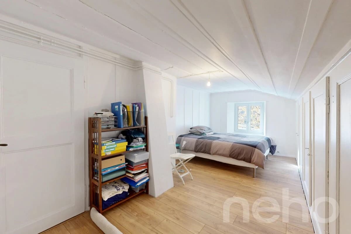 Family home with 2 units, large garden and forest views