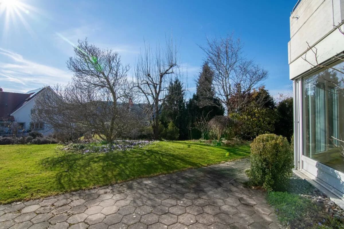 Grosszügiges 6-Zimmer Doppeleinfamilienhaus mit Landhauscharakter und sonnigem Garten in ruhiger Lage nahe Bern.