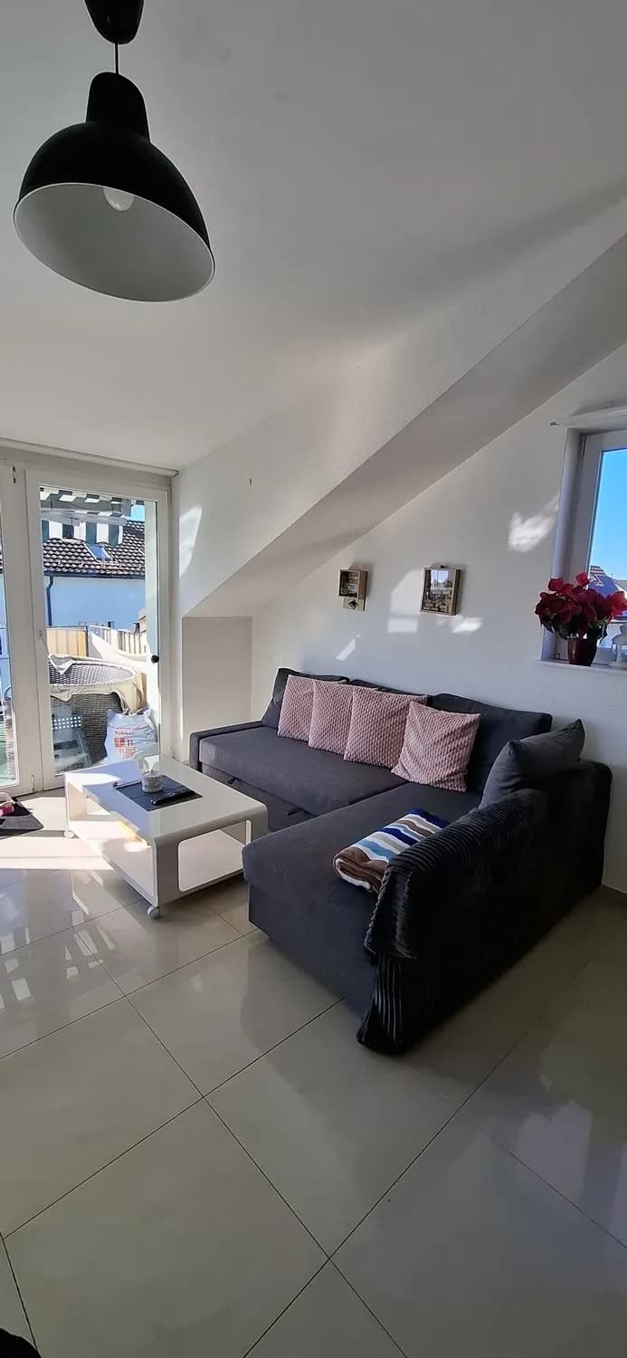 Helle, moderne Dachwohnung mit reizendem Umschwung!